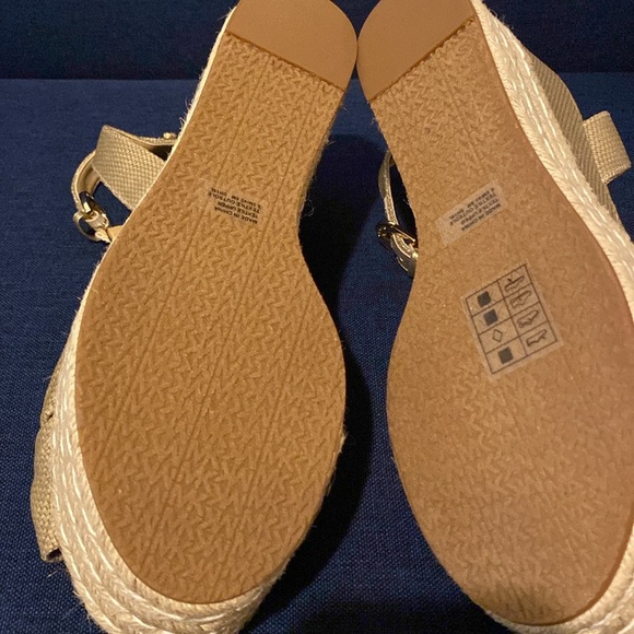 Wedge - Picture 2 of 7